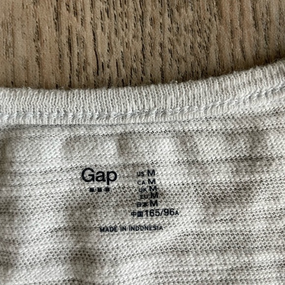 Gap Women’s lightweight knit sweater short sleeve tee, size medium - Picture 3 of 4